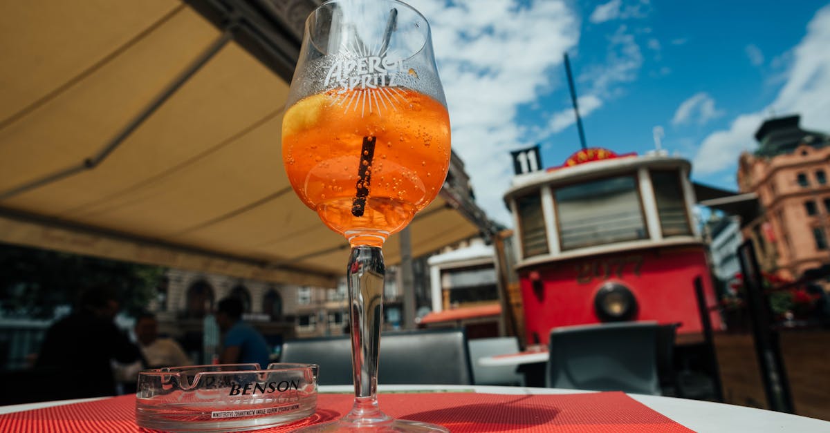 d&eacute;couvrez l'aperol spritz, le cocktail rafra&icirc;chissant &agrave; base d'aperol, prosecco et eau gazeuse. parfait pour ap&eacute;ritifs ensoleill&eacute;s, ce m&eacute;lange p&eacute;tillant et color&eacute; ravira vos papilles et ajoutera une touche festive &agrave; vos soir&eacute;es.
