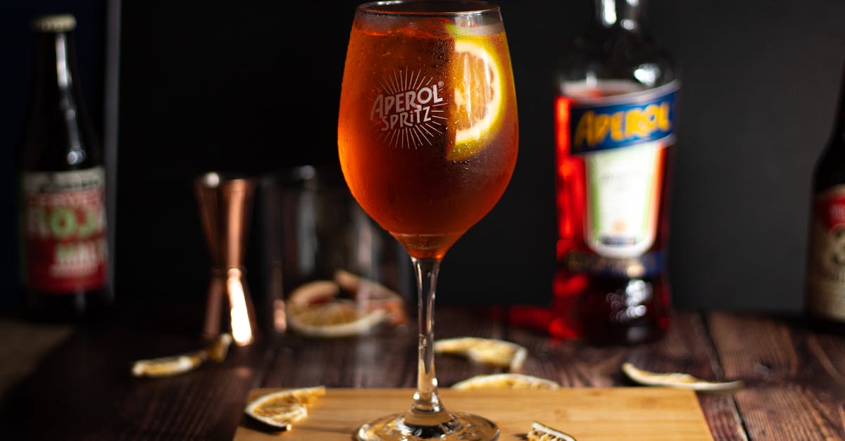d&eacute;couvrez la recette classique de l'aperol spritz, un cocktail rafra&icirc;chissant &agrave; base d'aperol, de prosecco et d'eau gazeuse. parfait pour vos ap&eacute;ritifs d'&eacute;t&eacute;, cette boisson au go&ucirc;t l&eacute;g&egrave;rement amer et aux notes d'orange vous fera voyager en italie &agrave; chaque gorg&eacute;e.