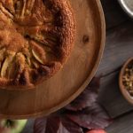 Éveillez vos papilles avec ce gâteau aux pommes moelleux à l'ancienne : recette réconfortante d'automne découvrez notre délicieuse recette de gâteau aux pommes, un dessert moelleux et parfumé qui ravira vos papilles. parfait pour toutes les occasions, ce cake aux pommes allie simplicité et saveurs authentiques. préparez-vous à régaler vos amis et votre famille avec cette gourmandise fruitée !