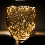 d&eacute;couvrez l'&eacute;l&eacute;gance et le raffinement du champagne, une boisson p&eacute;tillante synonyme de c&eacute;l&eacute;bration et de moments privil&eacute;gi&eacute;s. explorez les diff&eacute;rentes vari&eacute;t&eacute;s, des c&eacute;pages aux traditions de production, et apprenez comment choisir le parfait flacon pour chaque occasion.