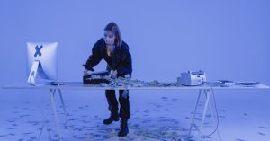 découvrez les aventures palpitantes de 'prison break', une série captivante qui suit michael scofield dans sa quête audacieuse pour sauver son frère injustement incarcéré. entre complots, révélations et tensions, plongez dans un récit haletant de courage et de détermination.