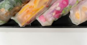 découvrez nos délicieux spring rolls, des rouleaux frais et croustillants garnis de légumes croquants et de protéines savoureuses. parfaits pour un apéritif ou un repas léger, nos spring rolls vous offrent une explosion de saveurs asiatiques. idéaux pour partager ou déguster seul, savourez ces spécialités qui raviront vos papilles!