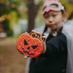 plongez dans l'univers myst&eacute;rieux d'halloween ! d&eacute;couvrez des id&eacute;es de costumes, des recettes effrayantes et des d&eacute;corations envo&ucirc;tantes pour c&eacute;l&eacute;brer la nuit des sorci&egrave;res. pr&eacute;parez-vous &agrave; vivre des frissons et &agrave; faire la f&ecirc;te avec vos proches dans une ambiance spooky inoubliable.