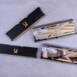 Kit TeamGroup DDR5-6400 : que vaut la remise de 50 dollars? A detailed view of desktop computer RAM sticks on a neutral background.