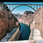 Amazon engage 20 millions de dollars pour le fleuve Colorado, mais son empreinte hydrique reste partielle A stunning view of the Hoover Dam and bridge over the Colorado River.