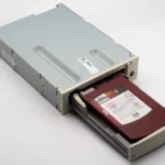 LTO-10 40 To : capacité, usages et compatibilité A vintage DittoMax tape drive showcasing an inserted 7GB cartridge.