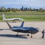 Drones de l'armée britannique : 1 025 appareils et l'AR5 Advanced military drones on a tarmac in Istanbul, Turkey, showcasing modern aerial technology.