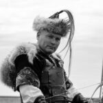 God of War Laufey : précommandes, bonus et éditions PS5 Black and white portrait of a medieval archer in traditional attire holding a bow.