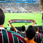 Ravens Cowboys 2026 : heure, chaînes et streaming à Rio Cheering crowd at Maracanã Stadium supporting Fluminense FC during an intense football match.