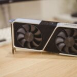 Carte graphique : attendre le Black Friday 2026? Close-up of a GeForce RTX graphics card on a desk, showcasing its design and technology.