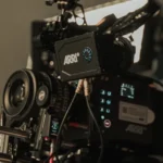 Avengers: Endgame Encore : ce que les fuites permettent de dire Close-up of a high-end cinema camera setup on a film set in Istanbul, capturing cinematic scenes.