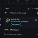 Validation des développeurs Android : ce que cela change pour la Russie Close-up of a smartphone screen displaying account verification alert. Ideal for security and authenticity themes.