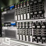 L’UE prépare deux notes pour les data centers Close-up of server equipment in a modern data center highlighting technology infrastructure.