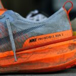 Les chaussures des vainqueurs ne sont pas forcément les bonnes pour votre marathon Close-up of worn Nike Invincible Run 3 shoes on concrete, showing wear and tear.