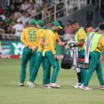 Afrique du Sud contre Australie : dates et diffusion des ODI 2026 Cricket players gather on the field during a match, discussing strategy.