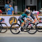 Mondiaux de cyclisme 2026 : où regarder les courses Cyclists racing in Baltimore, Maryland event. Energetic and competitive scene with city backdrop.