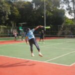 Laver Cup 2026 : diffusion TV et format des matchs Dynamic tennis match on an outdoor court with players in motion, showcasing athleticism and teamwork.