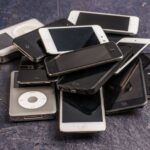 PixelMob Pro : gérer ses photos et vidéos sur le terrain Heap of aged mobile phones with black screens and portable media players with symbols on buttons on gray background