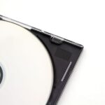 Memento en 4K : restauration Dolby Vision approuvée par Nolan High-quality image of an unused CD in a jewel case, perfect for technology concepts.