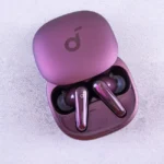 Écouteurs IA : Snapdragon veut adapter l’ANC à chaque environnement Modern purple earbuds resting in an open case, featuring glossy finish and sleek design.