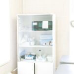 The Wargame : une crise russe fictive mise en scène par IA Modern white cabinet with cupboard with various medical instruments and shelves with medical materials near empty white bed near window and lamp in hospital