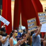 Trump veut rebaptiser l’IA, mais « superintelligence » désigne déjà autre chose Protesters gather with signs supporting Black Lives Matter and denouncing Donald Trump in a peaceful rally.