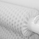 Royaume-Uni : des réseaux de chaleur pour plus de 750 000 logements White metal tubed radiator system with pipe for industrial heating mounted to wall with hook in light room at home